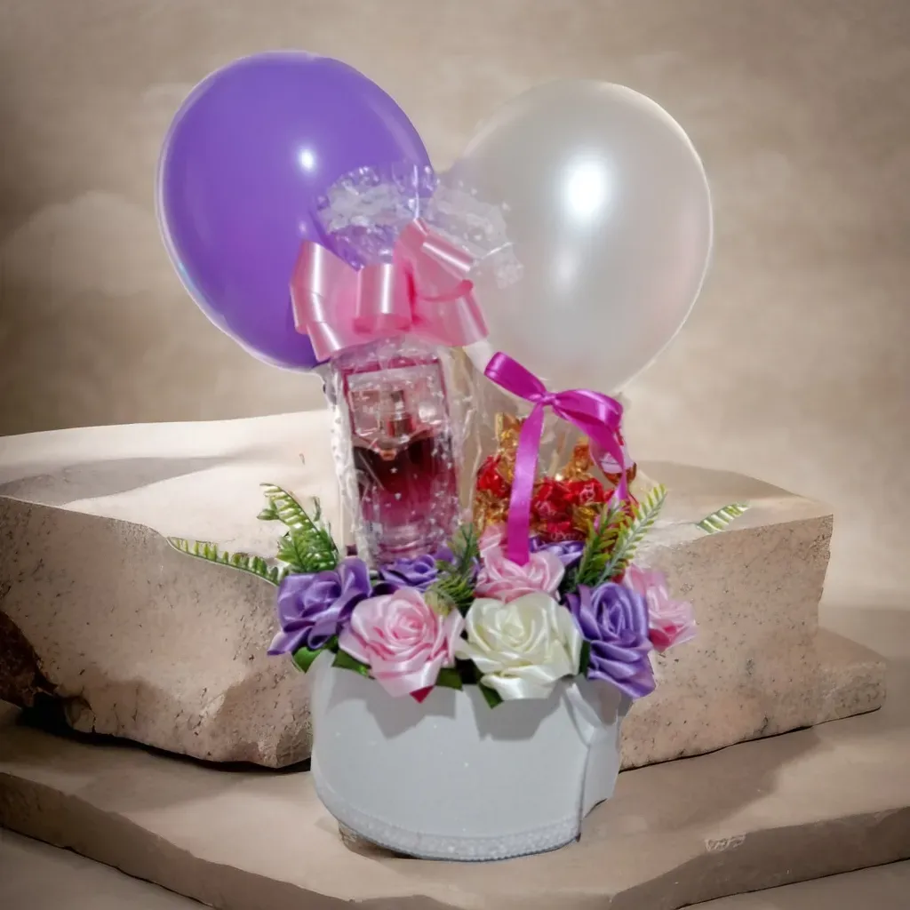 Caja  Arreglo de rosas con perefume vibranza y bombones de chocolates 