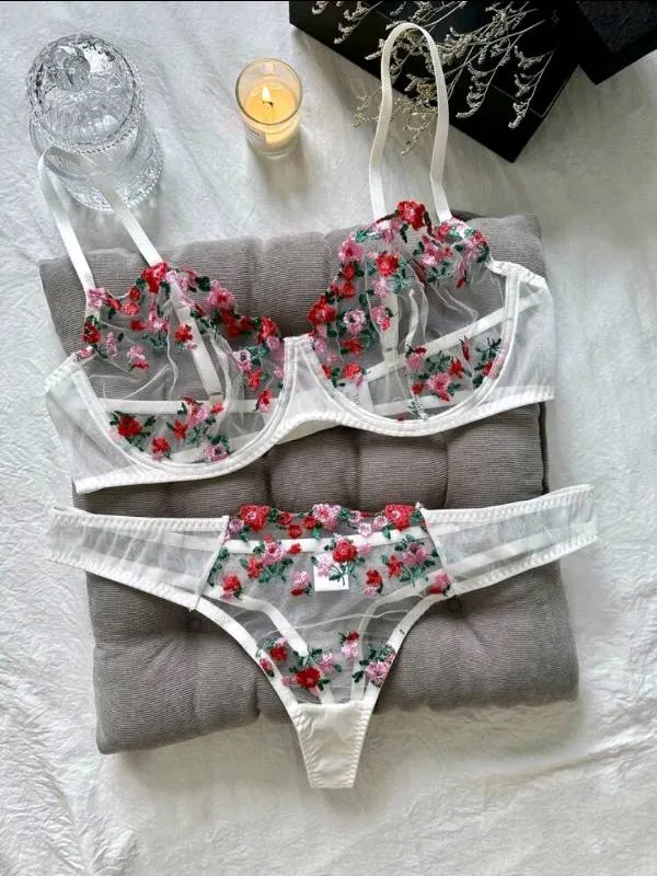4913 - Set de lencería con bordado floral de malla con aro