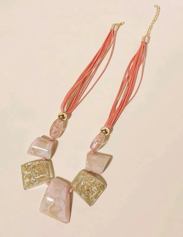 Collar rosado con diseño geométrico de resina 