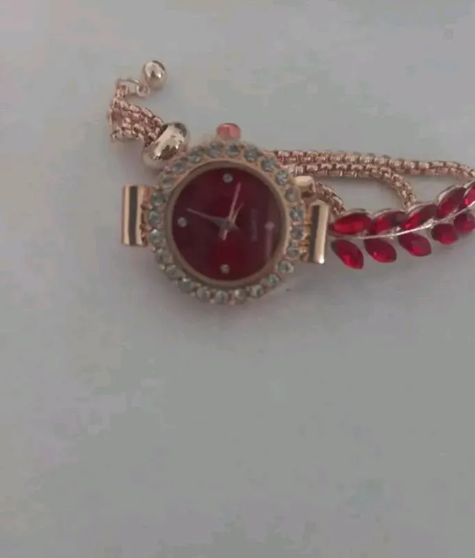 Reloj Analógico De Cuarzo Hojas Rojas Incrustadas De Diamantes De Imitación