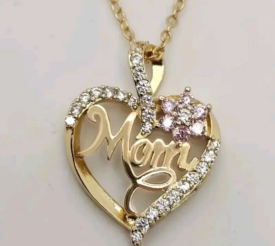 Collar Colgante Corazón De Mamá <Mom>