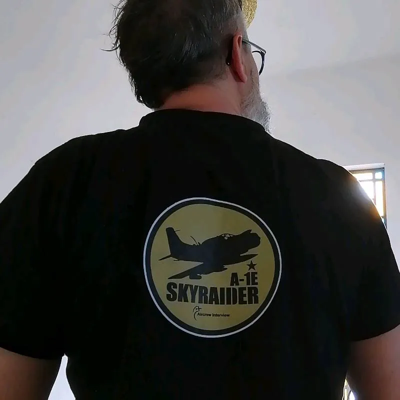 T shirt Skyraider A-1E talle L, color negro, dibujo solo espalda