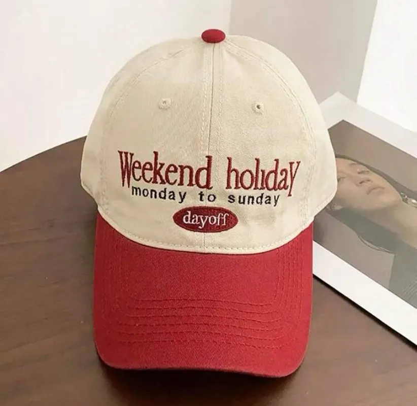 WEEKEND HOLIDAY RED HAT 