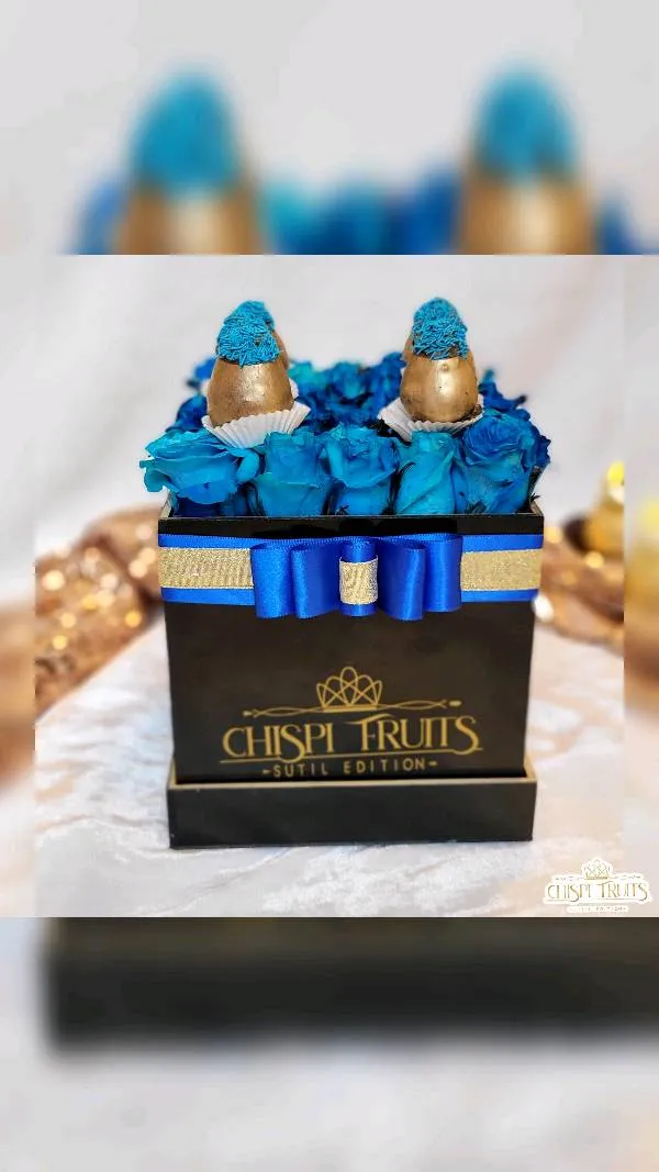 Caja de rosas azules con moño dorado 