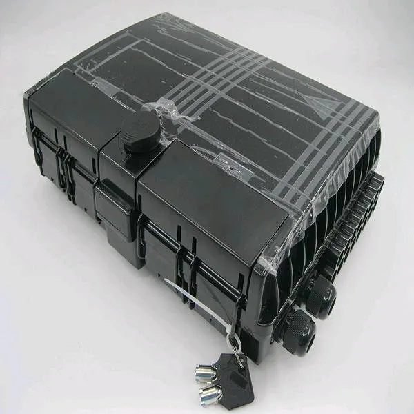 Caja de terminales de fibra óptica 1x16 FAT-16B-I como caja de distribución con coletas y adaptadores SC / APC