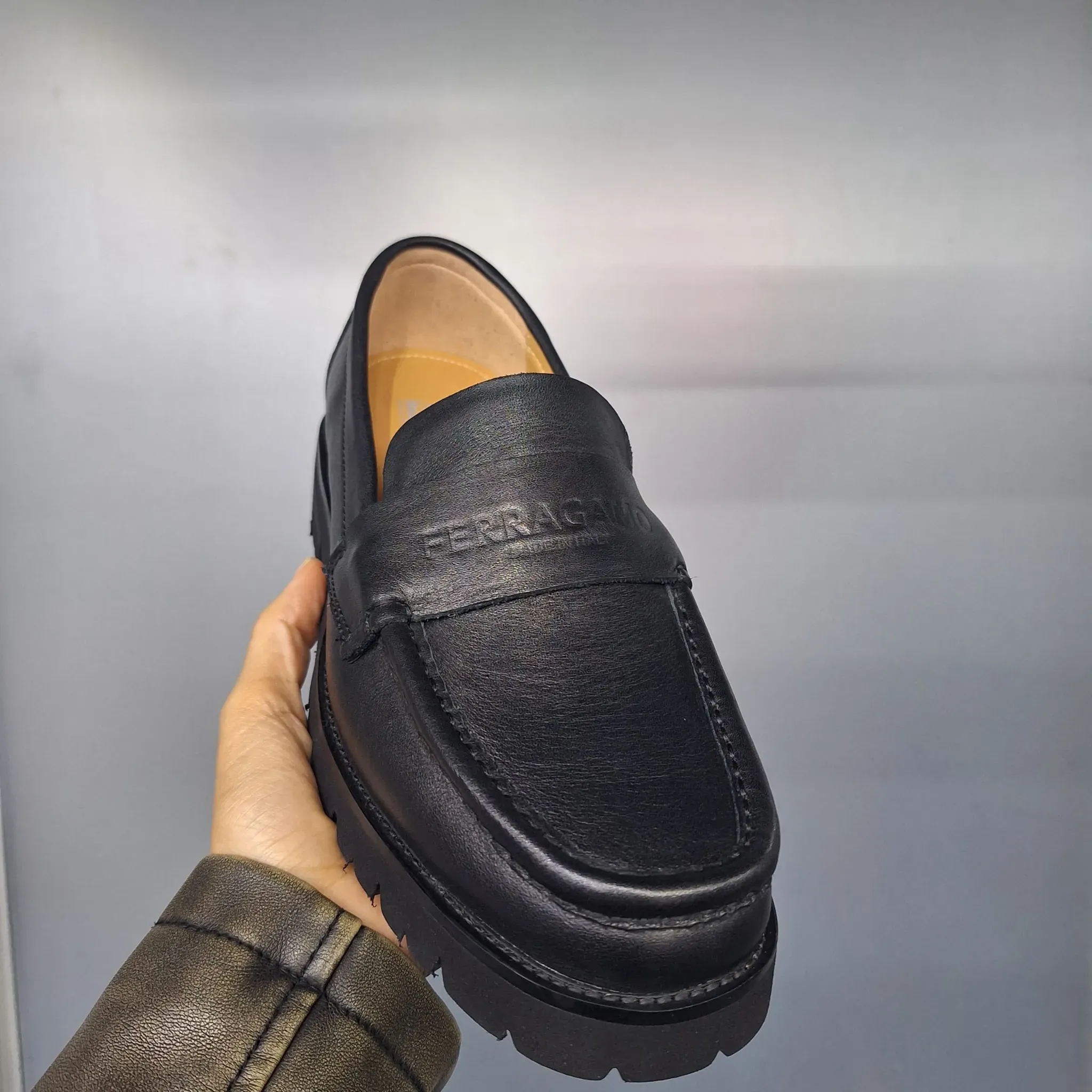 Ferragamo con suela bold negro en Caracas
