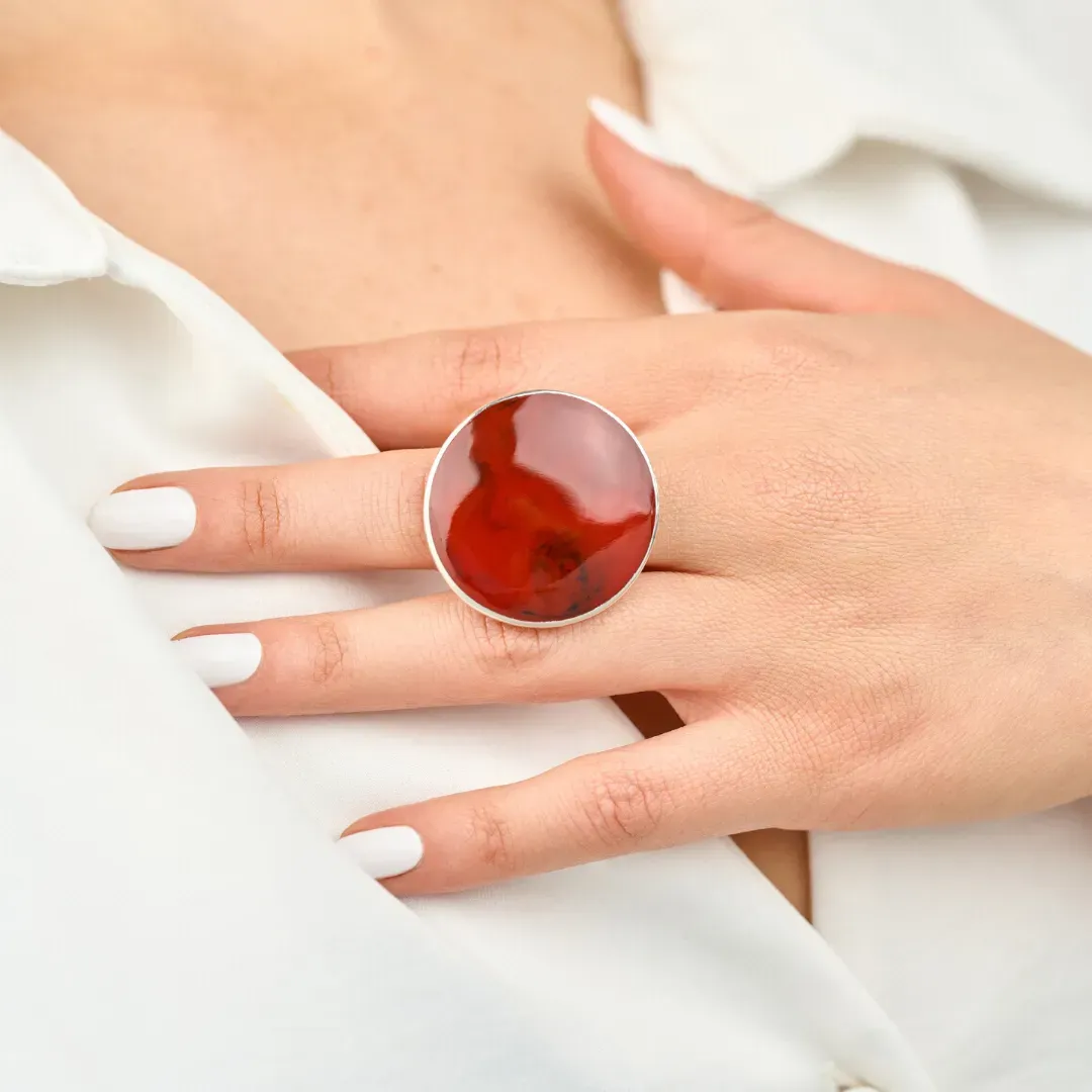 Anillo de plata con piedra roja sale