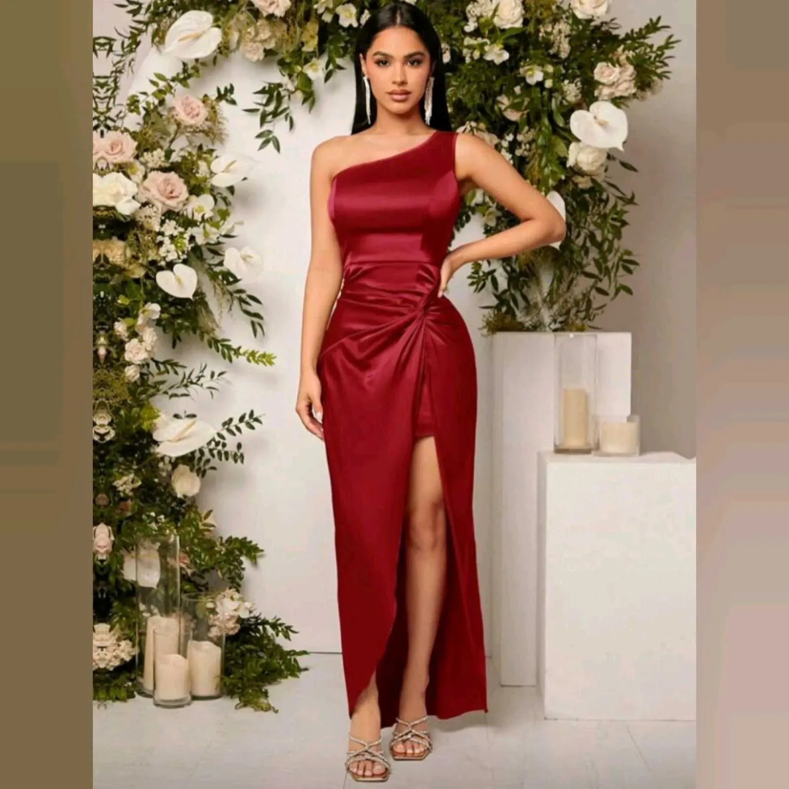 Vestido Asimétrico Satinado – Rojo Vino de Impacto ❤️Elegante, atrevido y con un brillo sofisticado ✨Este vestido largo asimétrico en tono vino es una pieza ideal para eventos de noche, bodas o cenas formales. Su diseño de un solo hombro y fruncido latera