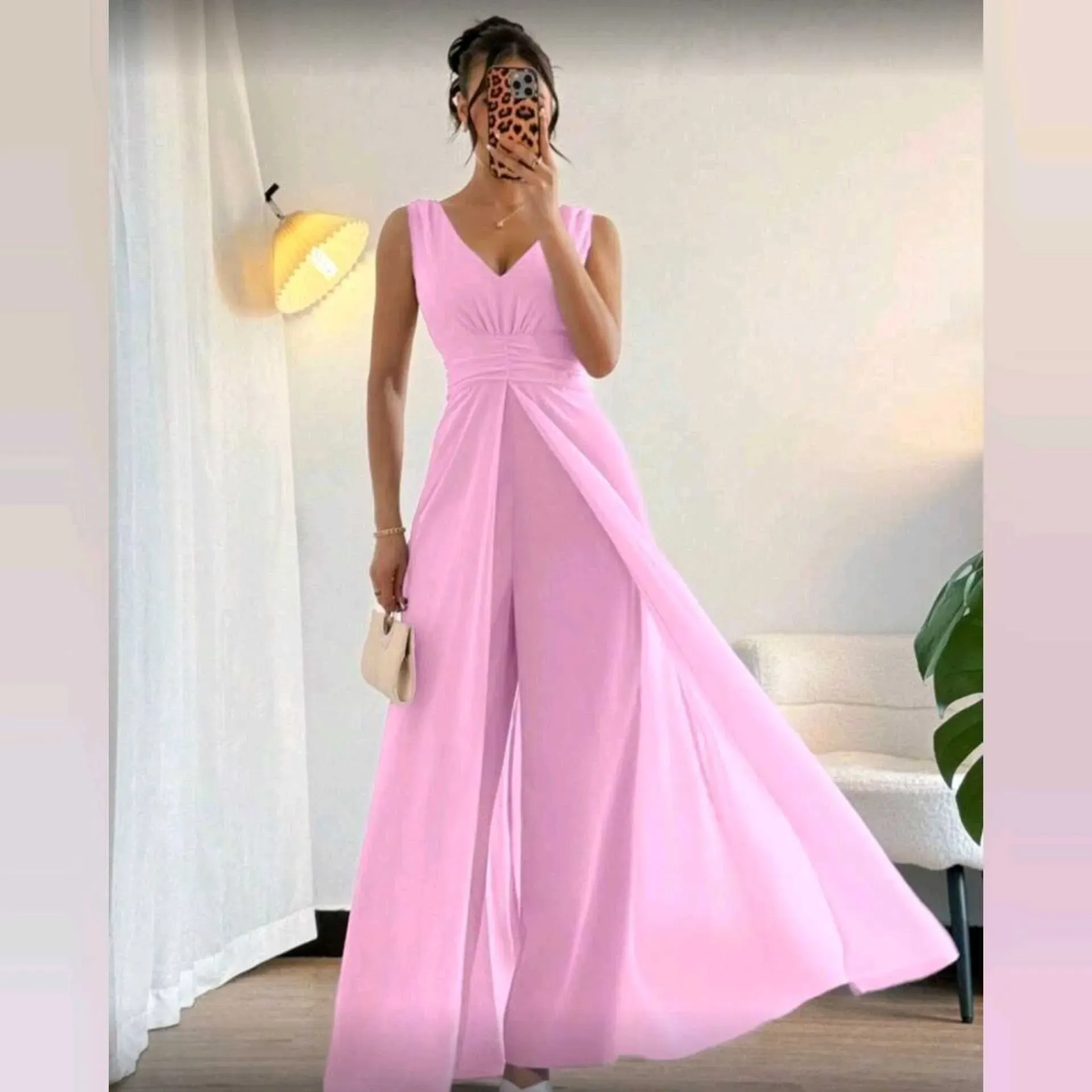 💗 Enterizo Elegante Rosa en Chifón – Sofisticación con Movimiento y EstiloEste Enterizo de fiesta en tono rosa pastel combina la frescura del chifón con un diseño que estiliza la figura 🌸Su cuello en V y cintura fruncida realzan la silueta, mientras que