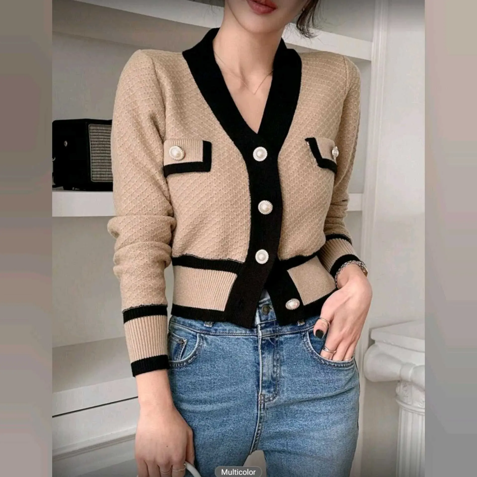 Cardigan Corto Dazy con Bloques de Color – Elegancia y ComodidadUn suéter que combina el estilo clásico con un toque moderno ✨Este cardigan Dazy destaca por su diseño con ribetes negros contrastantes, botones tipo joya y tejido fino que se adapta suavemen