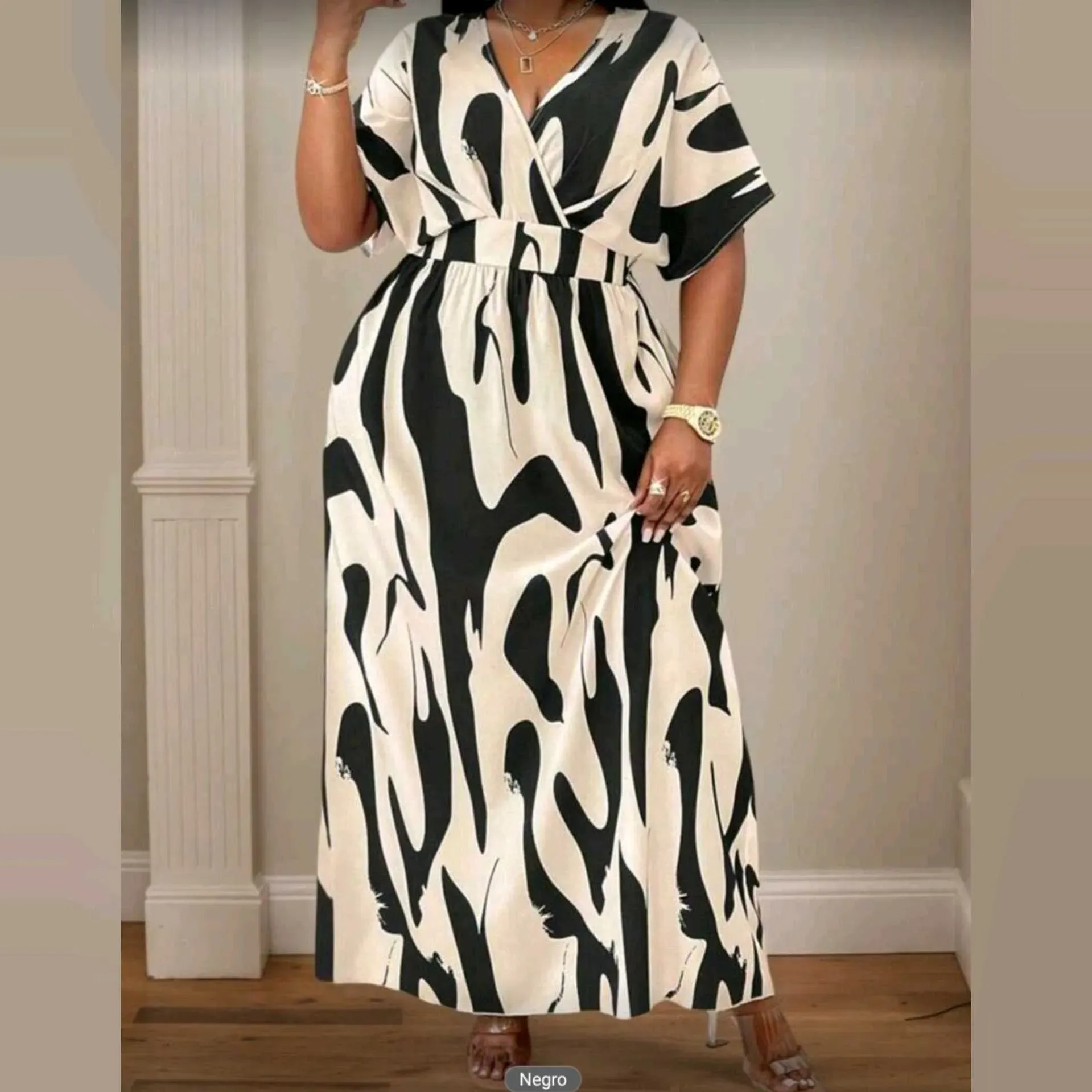 Vestido Largo Negro con Estampado Abstracto — Palmita Curve CollectionModerno, elegante y con un estilo que roba miradas ✨Este vestido largo con estampado abstracto en tonos negro y beige es ideal para quienes buscan una prenda cómoda, fresca y con un toq