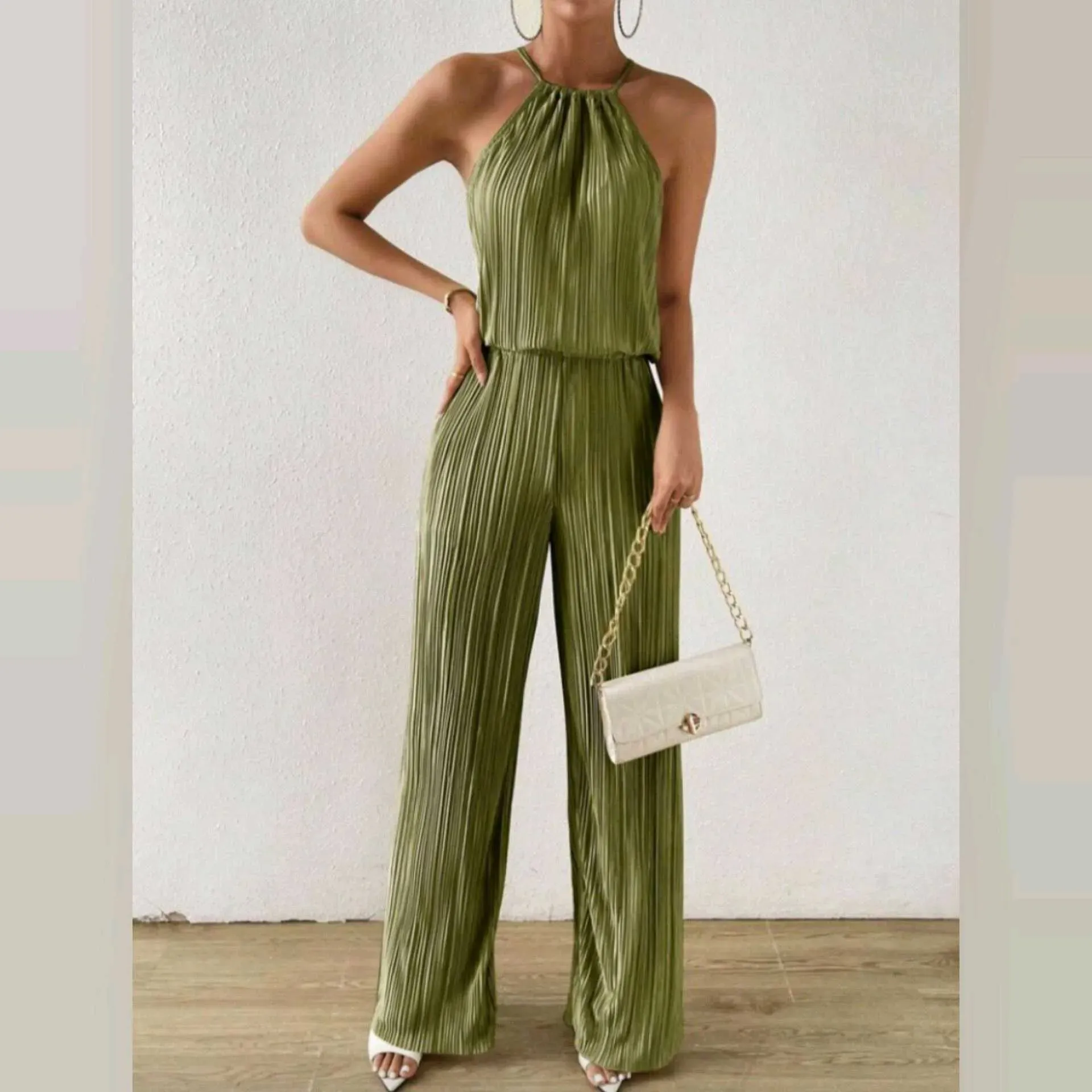 Conjunto Satin pliaaso - Frescura y Elegancia en un Solo LookUn conjunto que combina comodidad, fluidez y estilo natural 🌿El set plisado satinado destaca por su brillo sutil y su textura ligera, perfecta para quienes aman vestir con elegancia sin esfuer