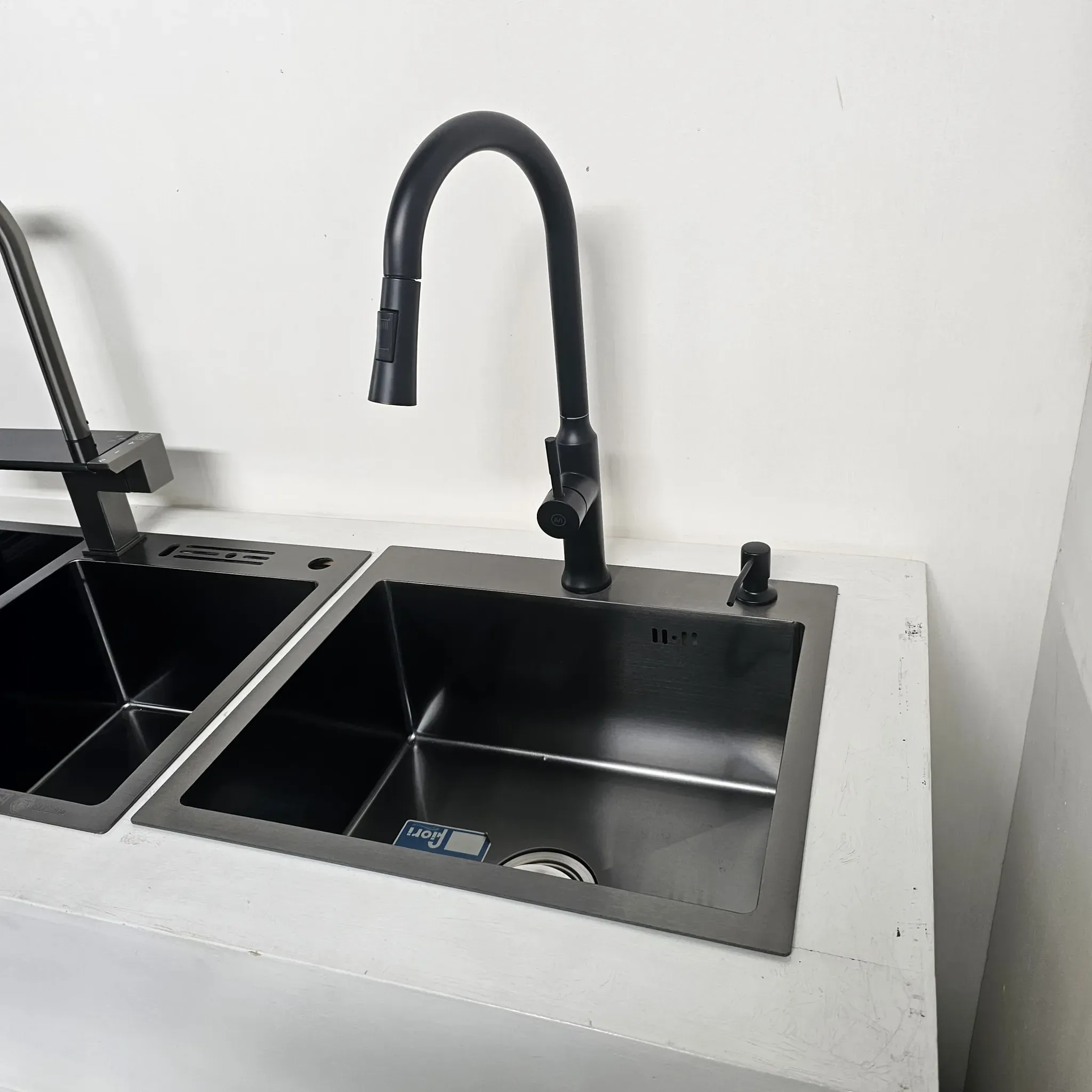 CMB0068 COMBO FREGADERO FIORI 1P + GRIFERIA AVI ESTIRABLE + DISPENSADOR (GPL0841+GPL0346+GPL0152)