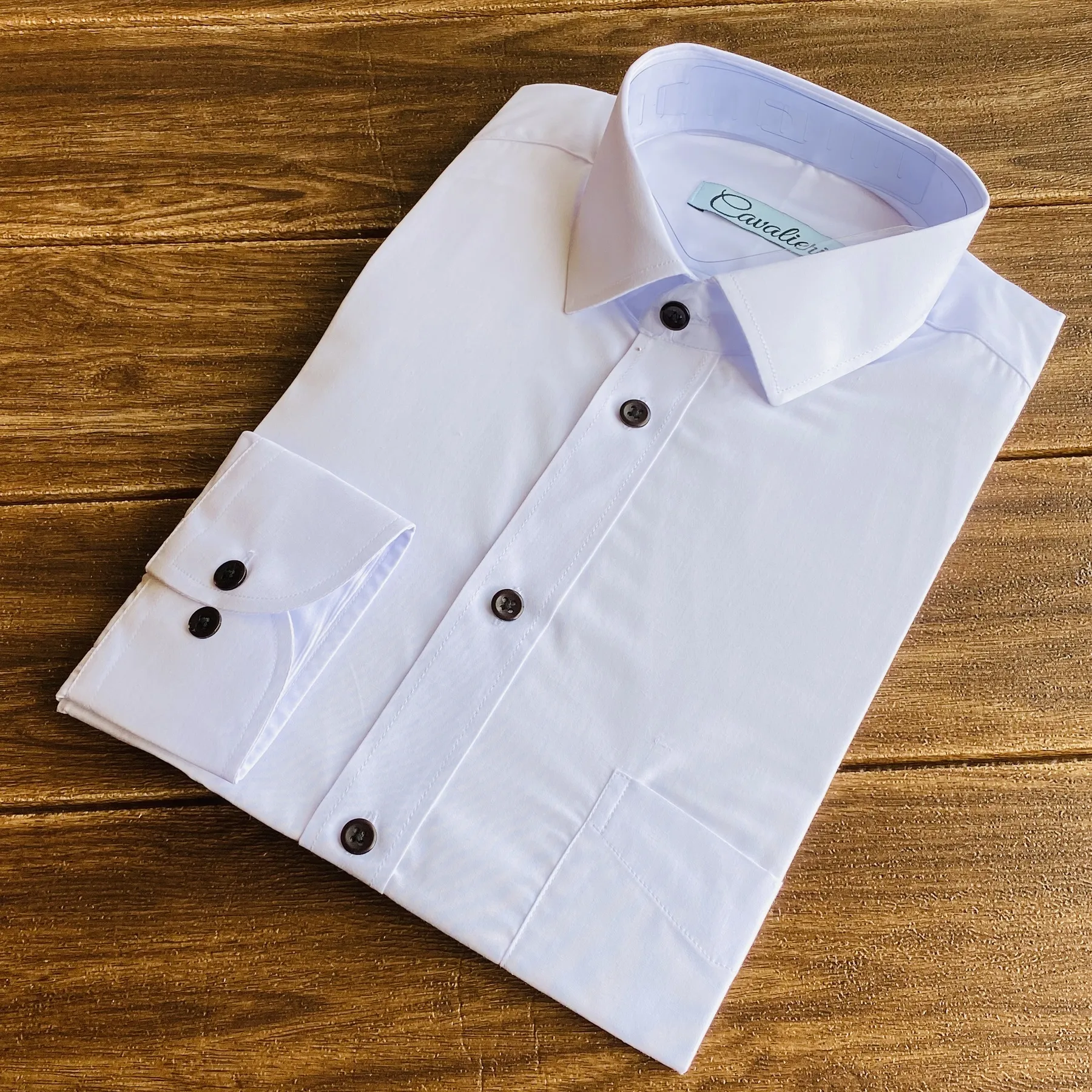 Camisa blanca con cuello negro sale