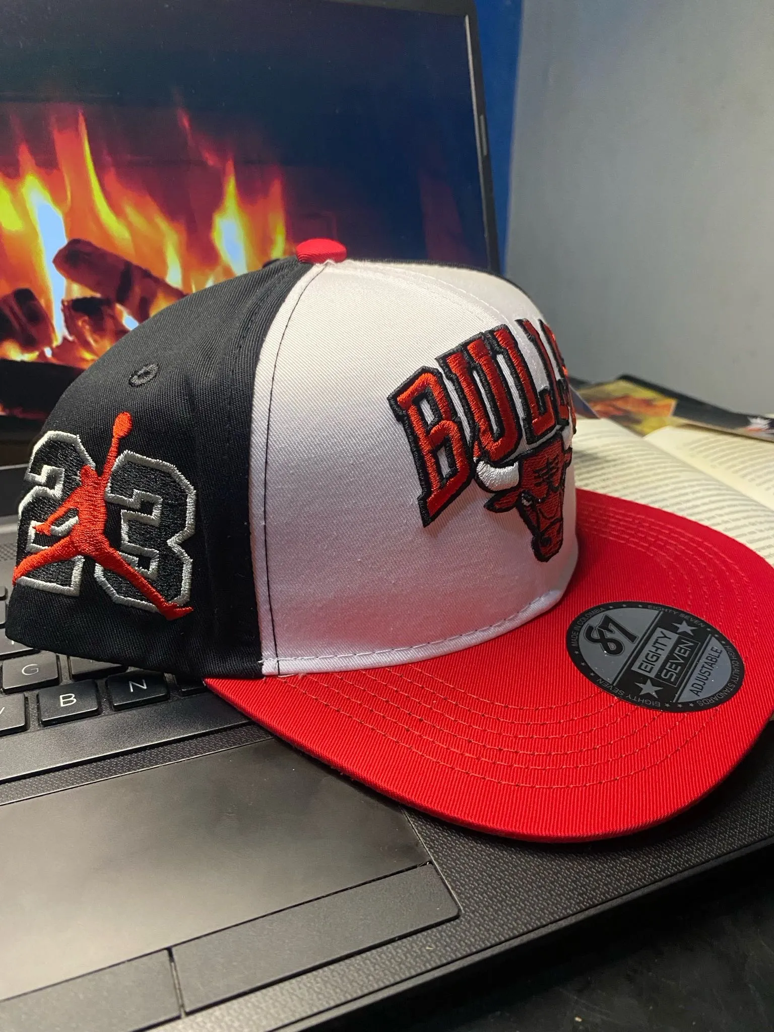 GORRA BULLS BLANCA ROJO PLANA