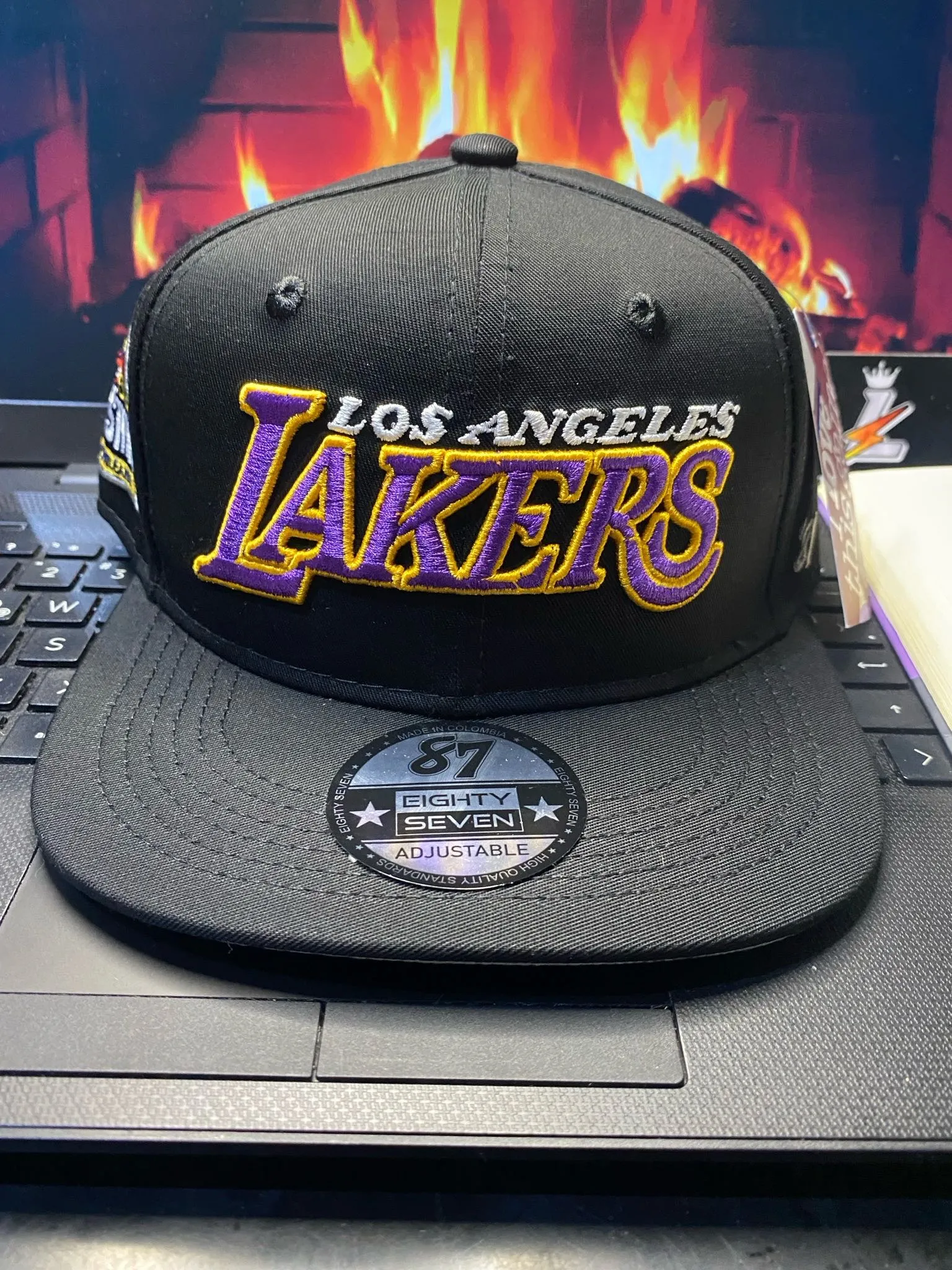 GORRA LAKERS NEGRA PLANA