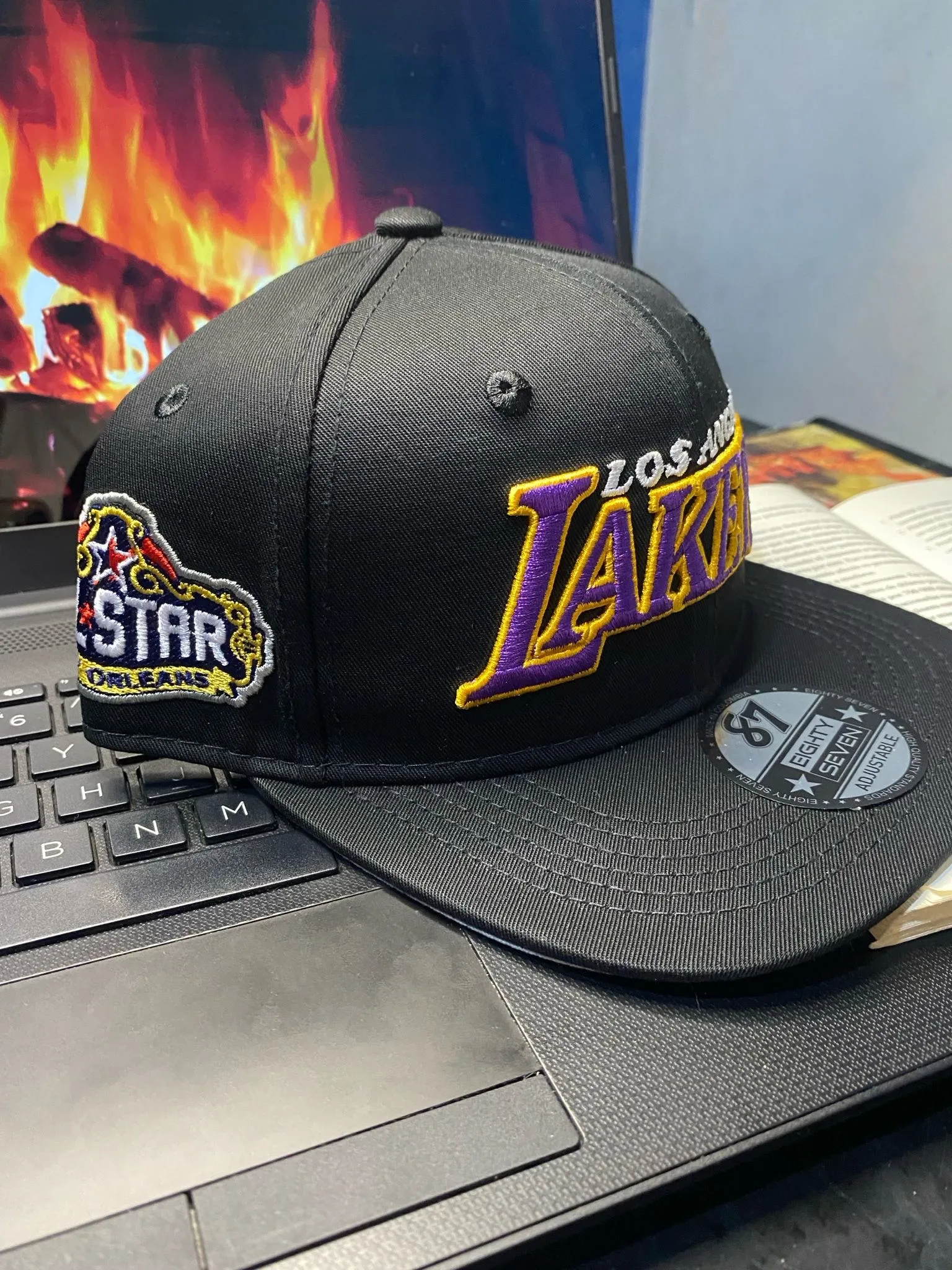 GORRA LAKERS NEGRA PLANA