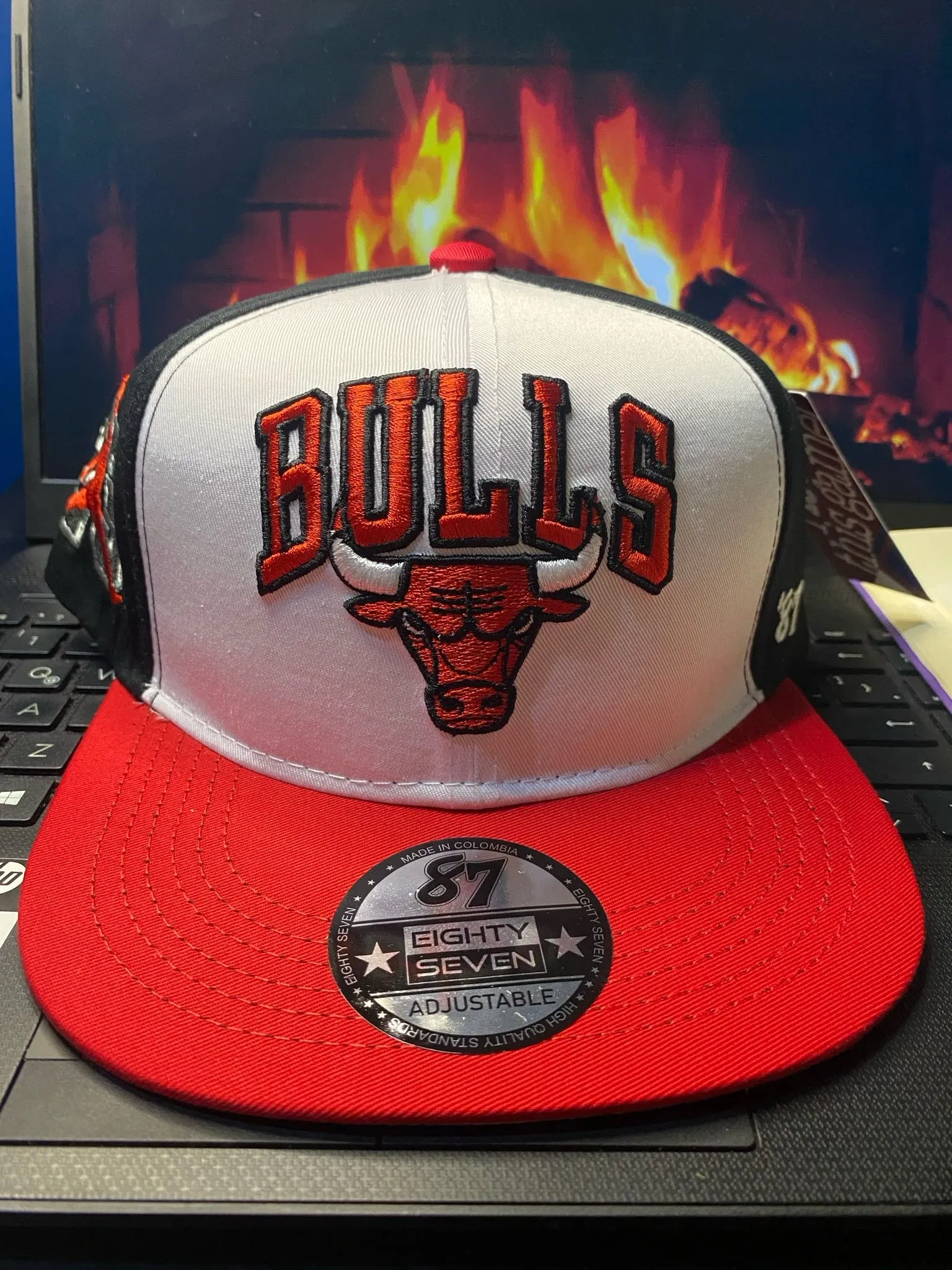 GORRA BULLS BLANCA ROJO PLANA