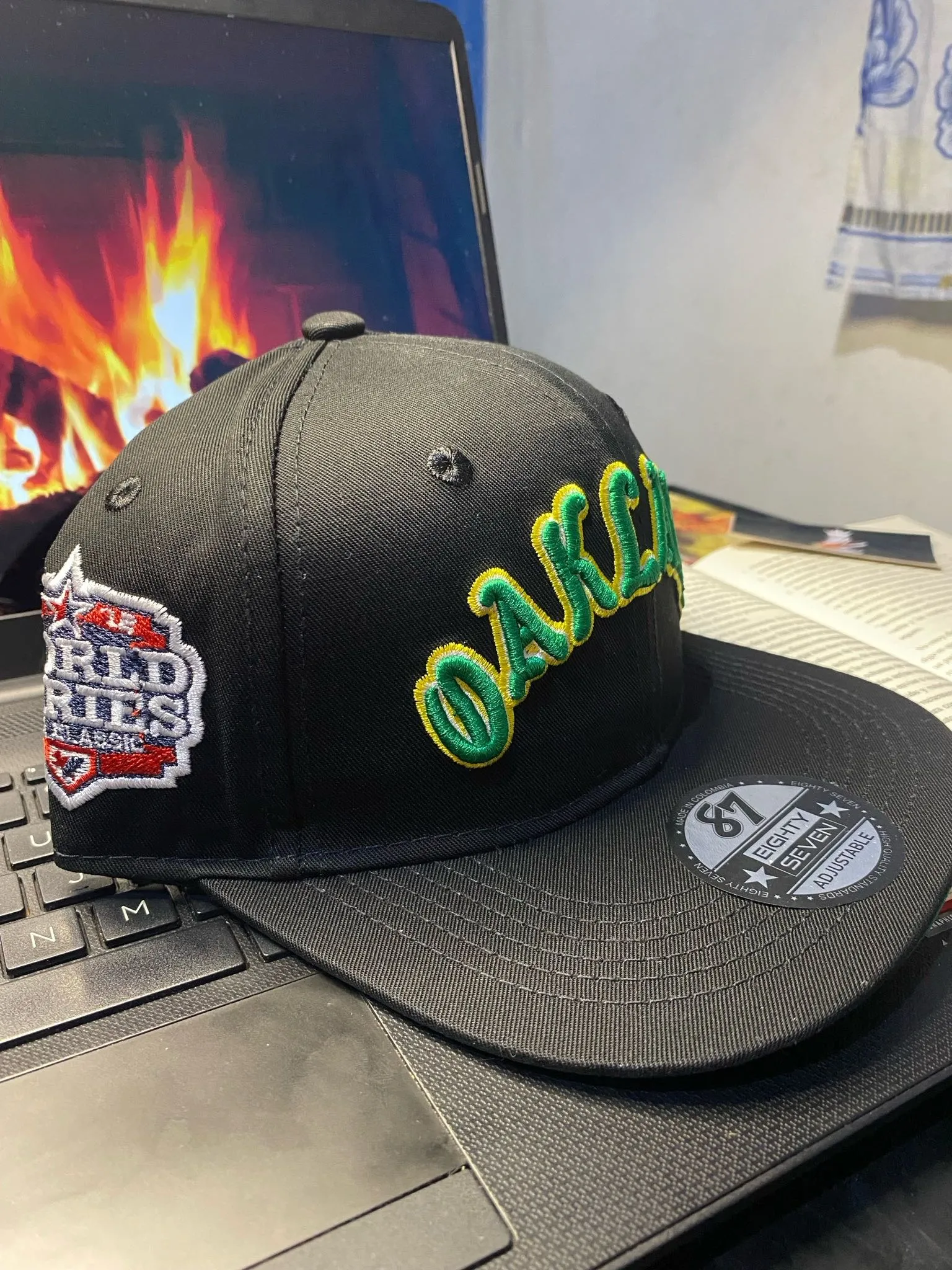 GORRA OAKLAND NEGRA PLANA