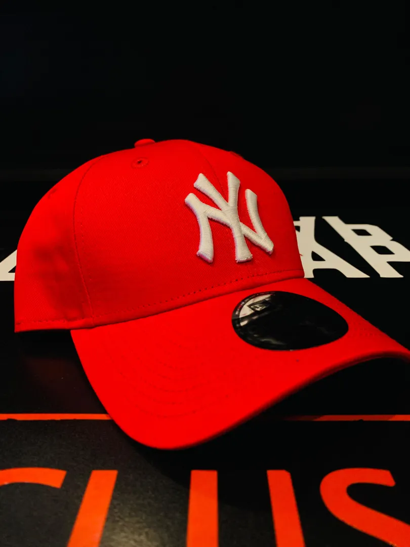 YANKEES. ROJA