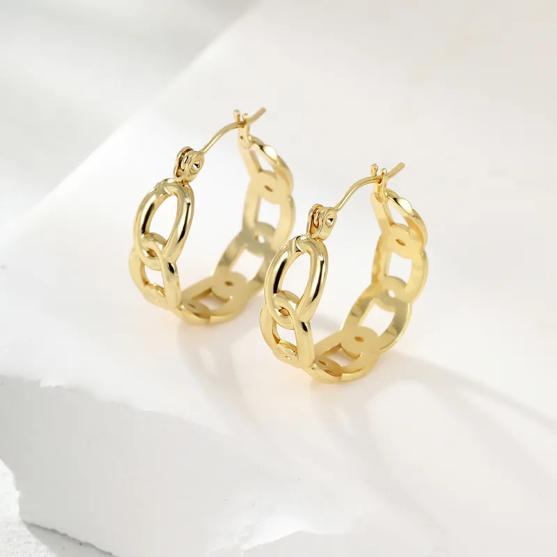 Aretes Ahuecados Chapados en Oro 18K