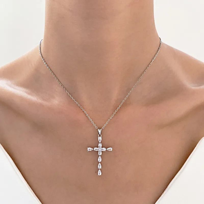 Cruz de Diamantes de Acero