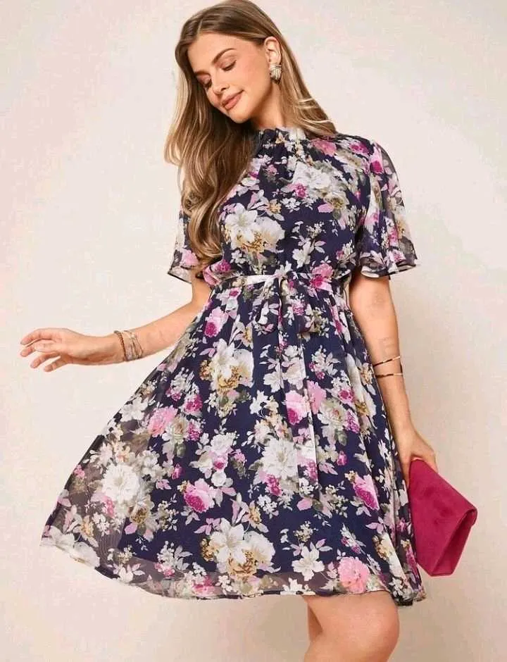 Vestido corto estampado floral con cuello cerrado y manga corta 