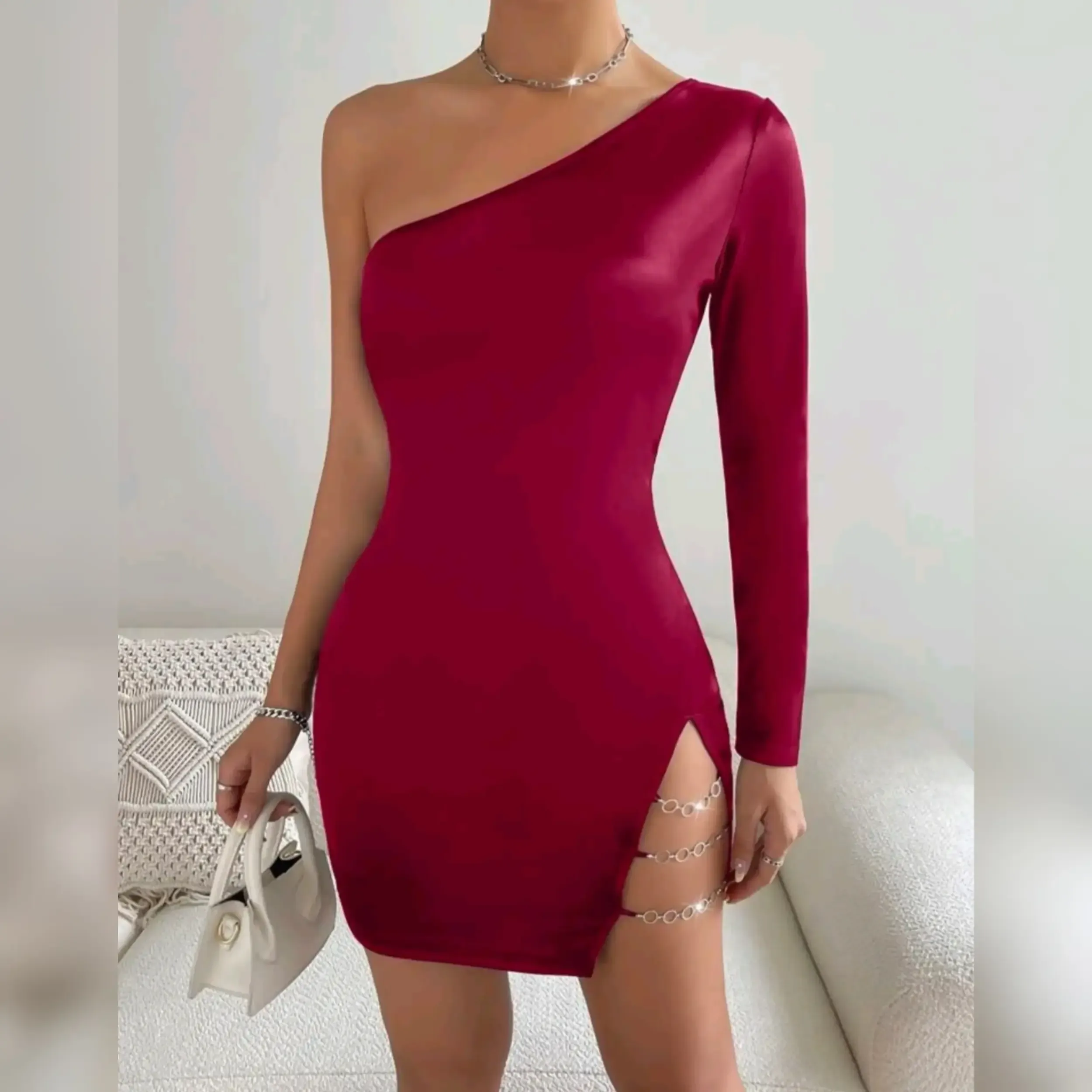 Vestido Ajustado de un hombro con Abertura y cadena -Talla M