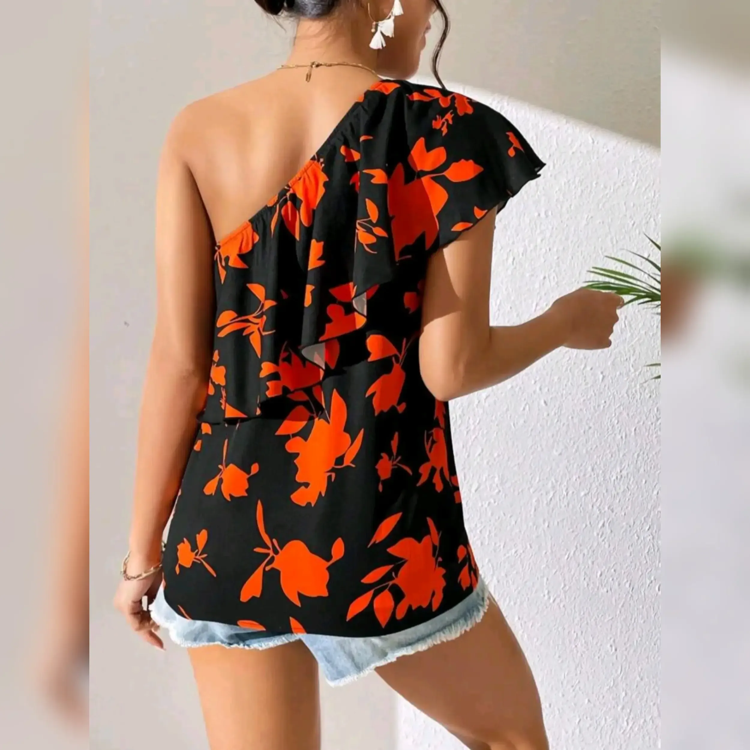 Blusa con Estampado Floral de un  Hombro Descubierto