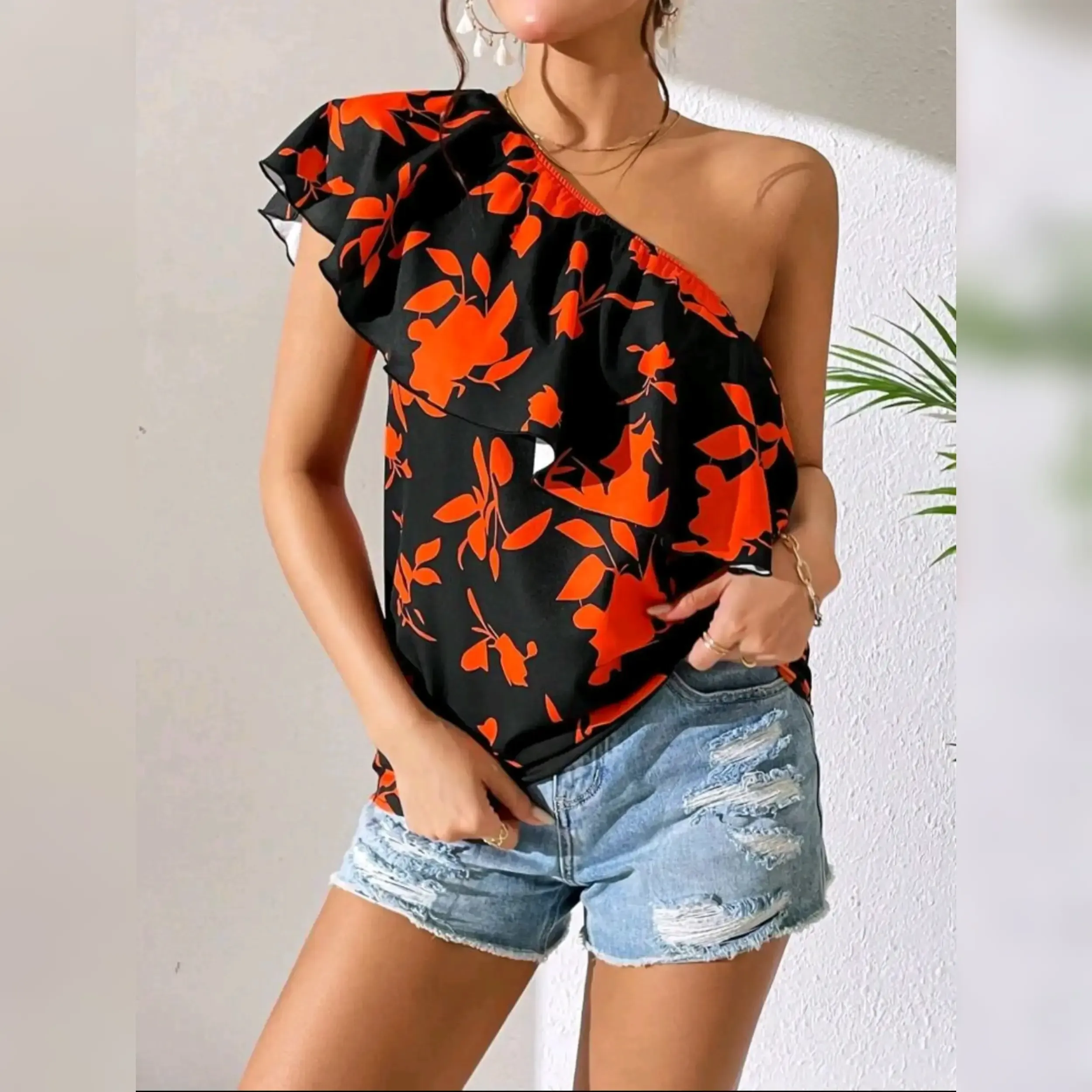 Blusa con Estampado Floral de un  Hombro Descubierto