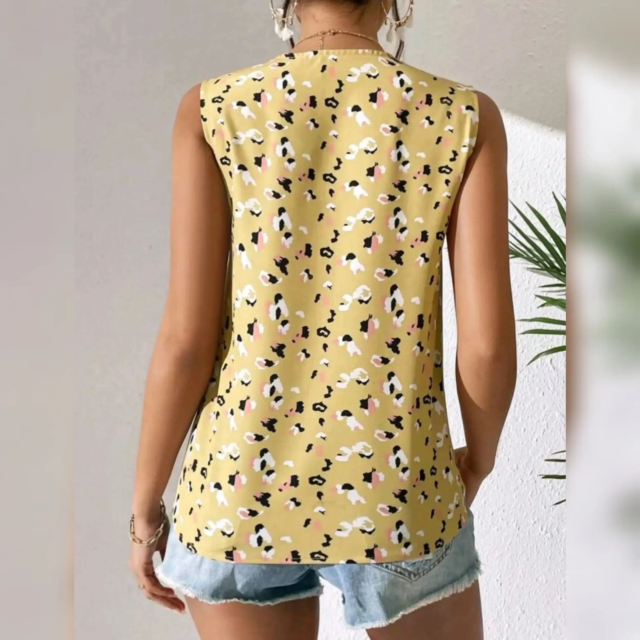 Blusa Con Encaje en Contraste Cuello V