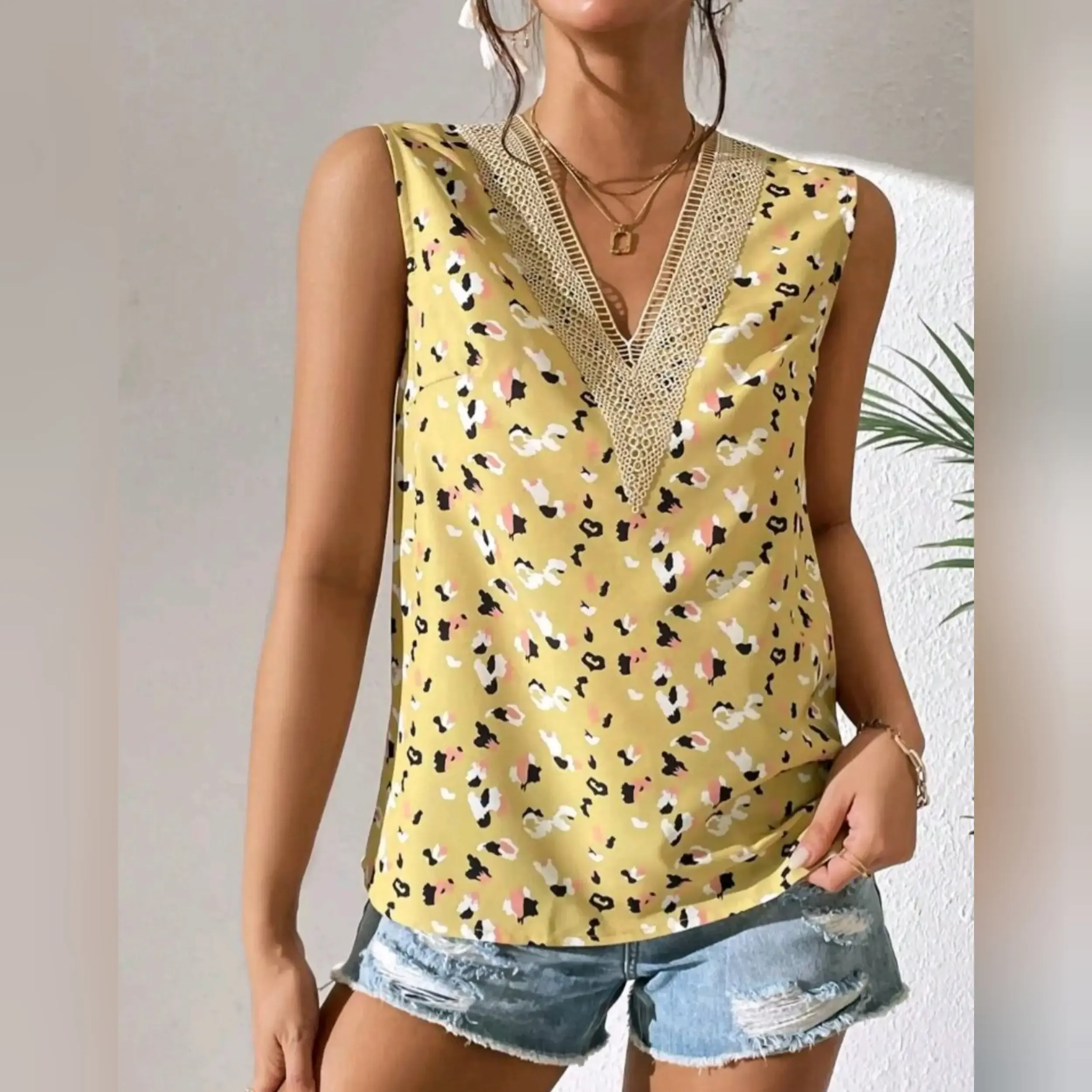 Blusa Con Encaje en Contraste Cuello V