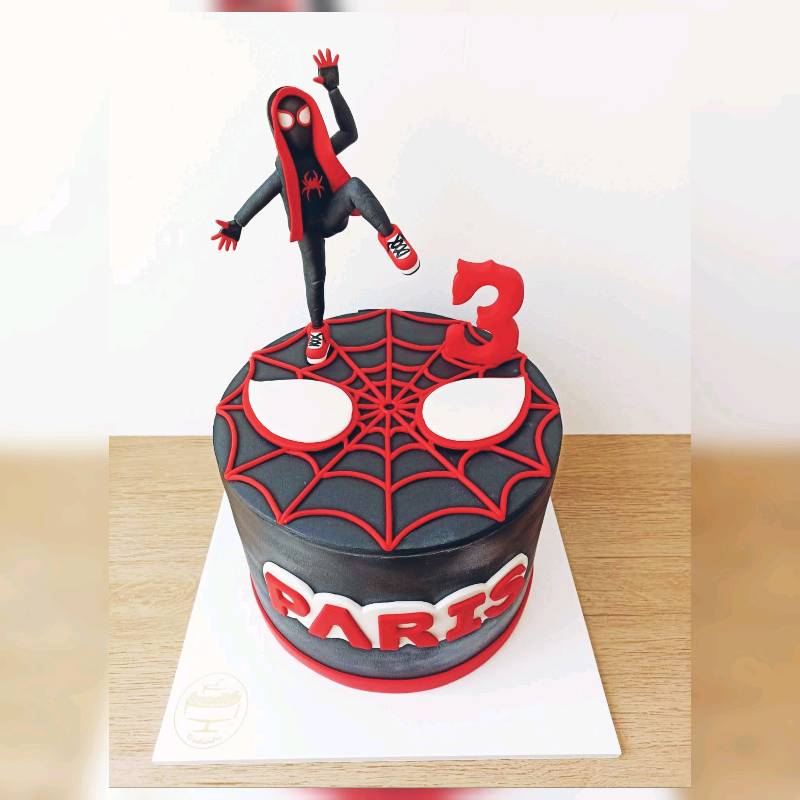 Torta de Spiderman Nuevo Universo acompañado de sus dulces. en Lima