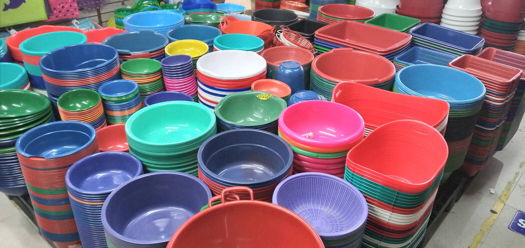 bucket, mixing_bowl, tray