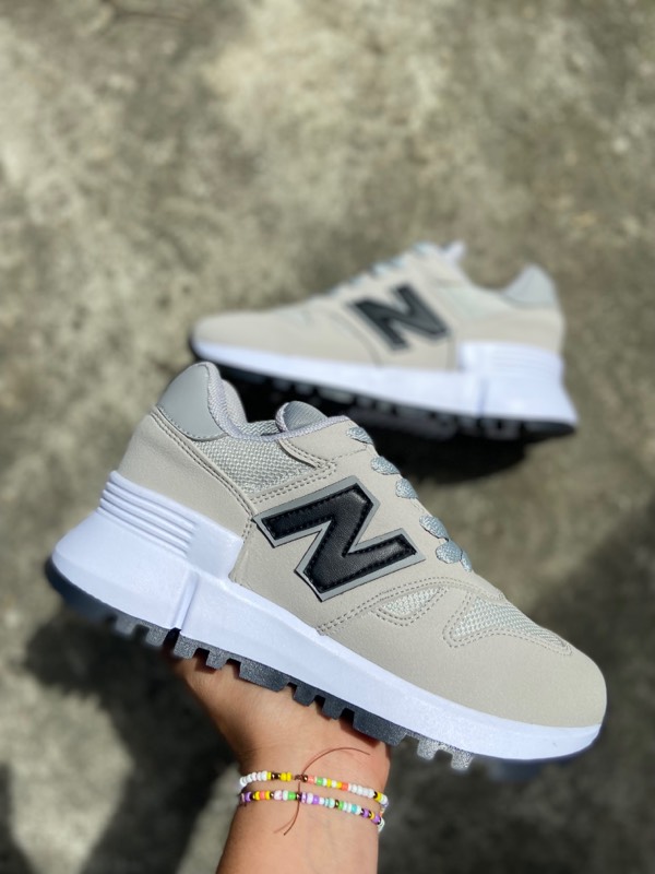 New balance gris claro y negro