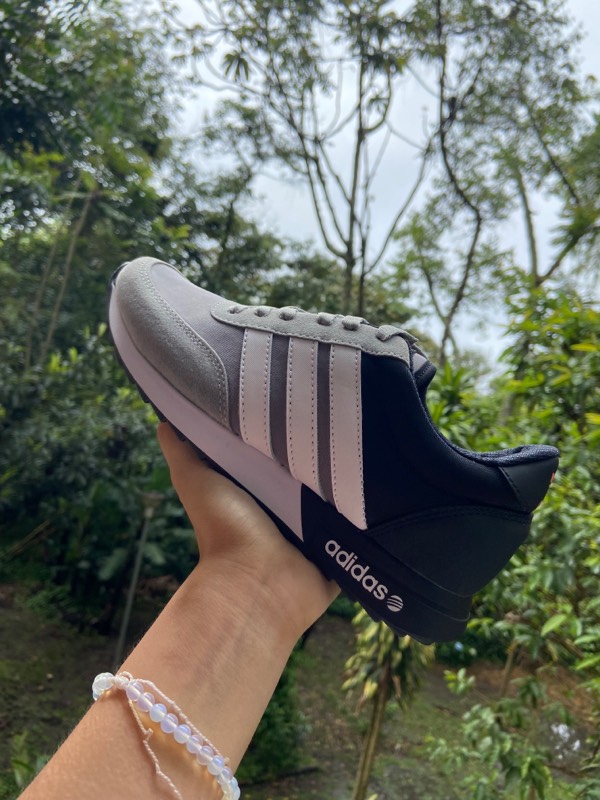 Adidas negro y gris lineas blancas