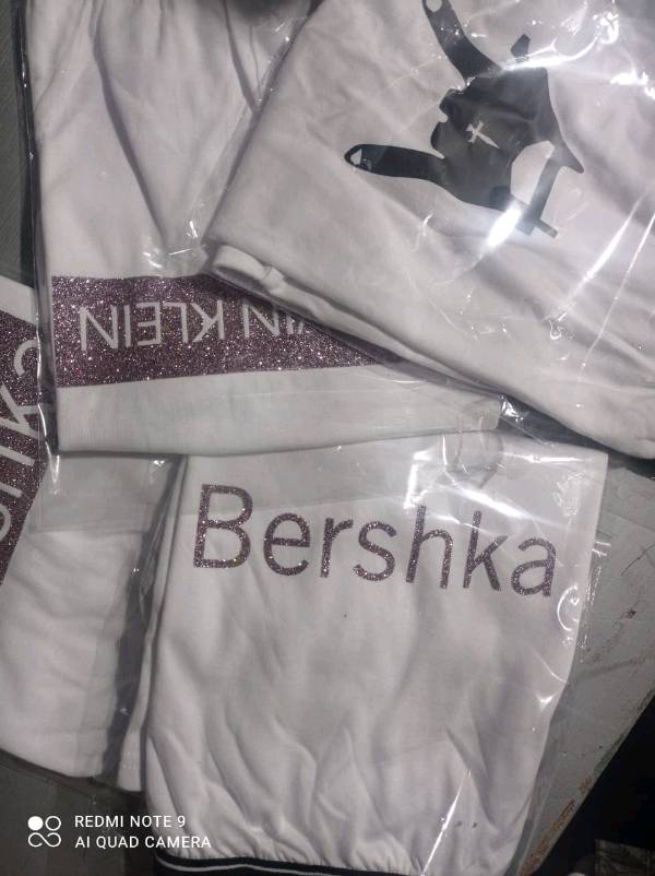 Blusas y Gorras