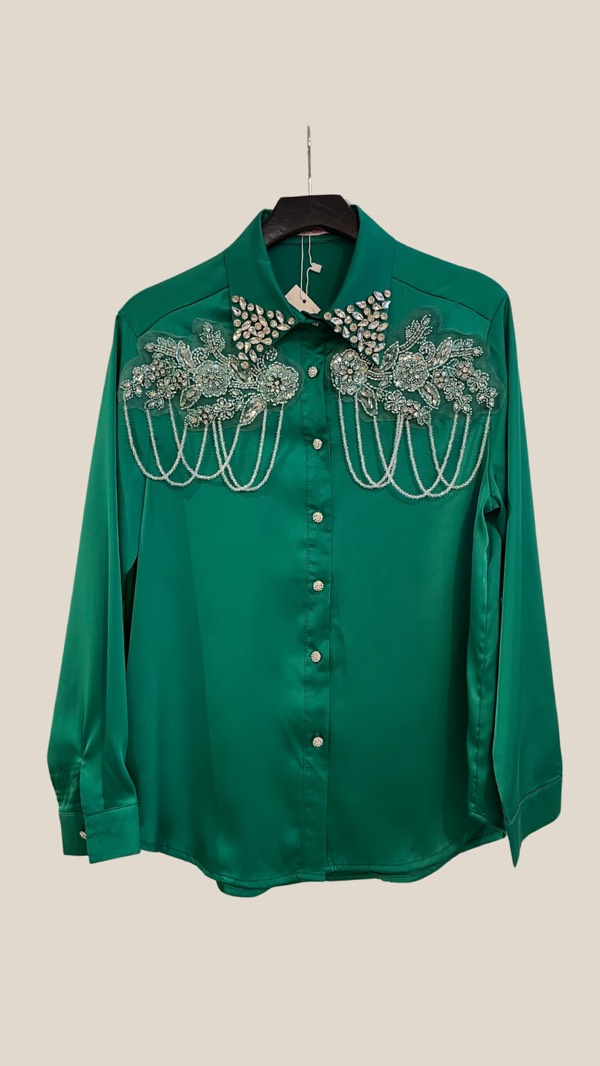 Blusa satinada con cristales 