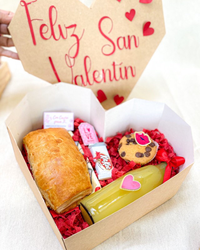 Caja san valentin especial para desayunos, detalles en vinilo, incluye  cinta 20x25x9 20x30x9 25x25x8 30x30x9