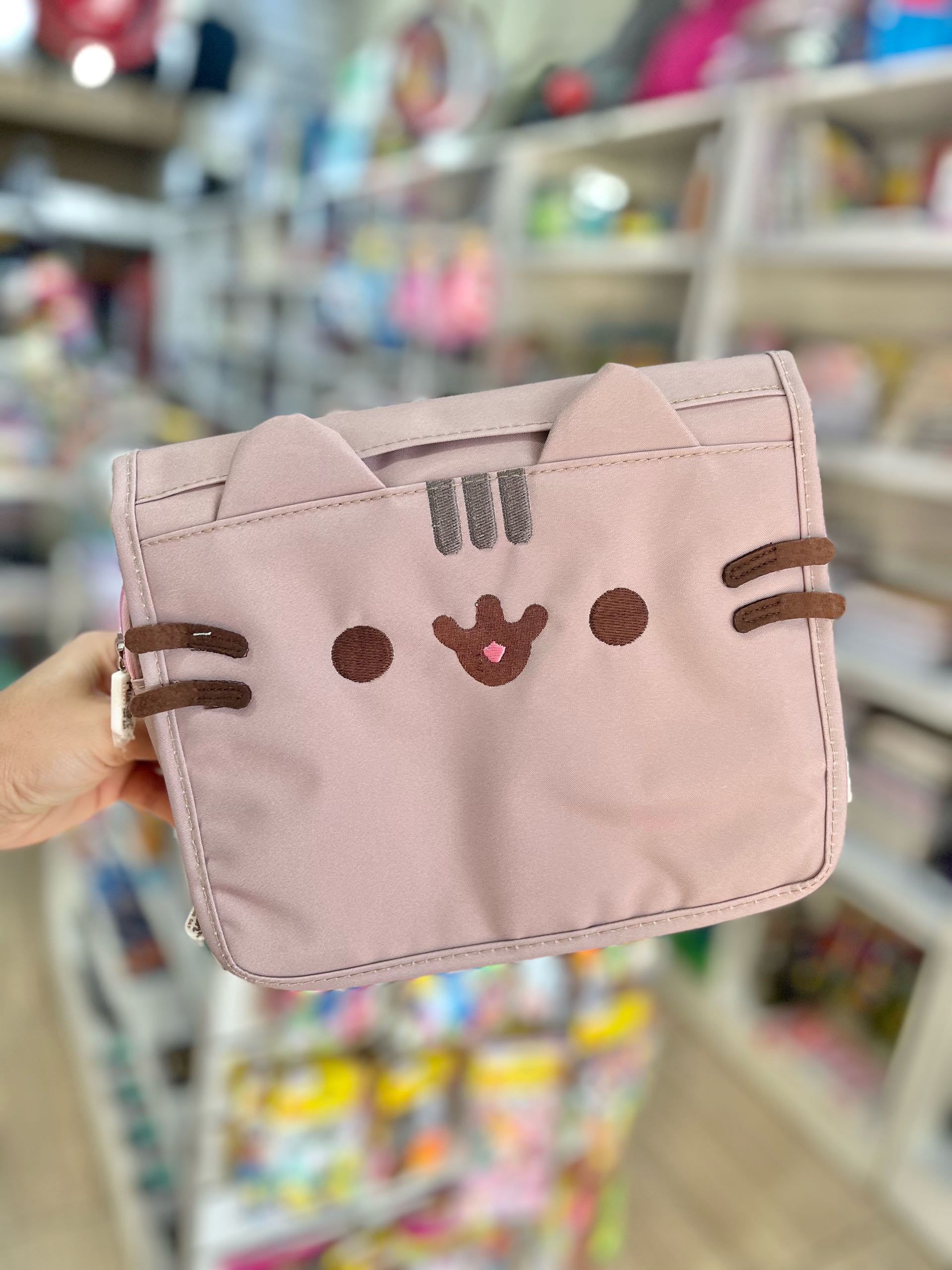 NECESER VIAJERO CON COLGADOR PUSHEEN