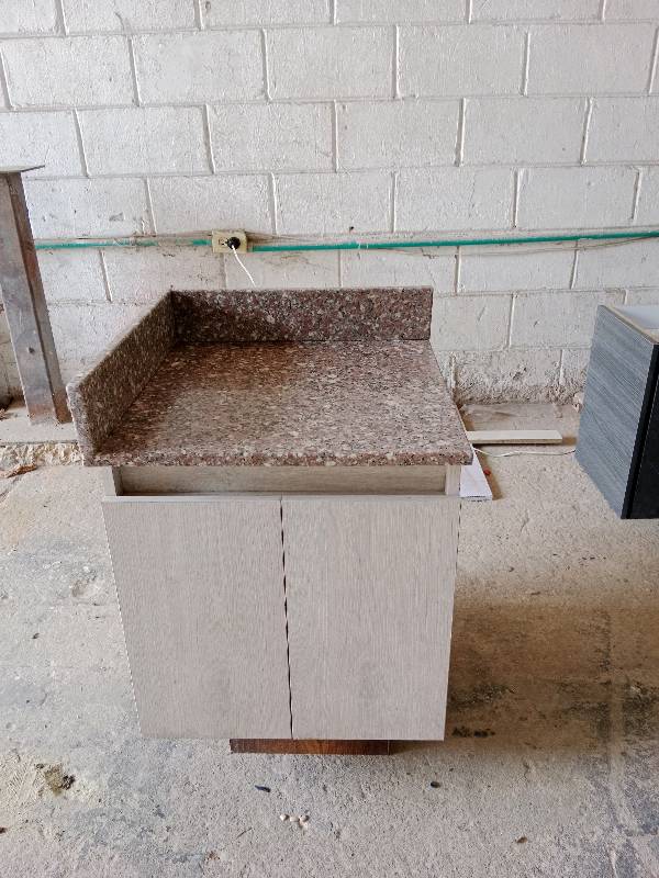 Mueble de baño con cubierta de granito rosa hasped