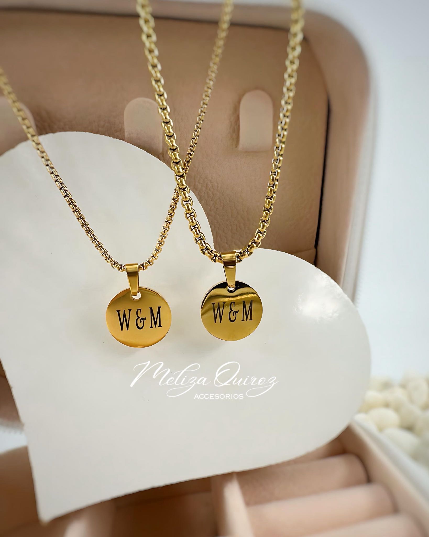 Collares pareja con medalla P