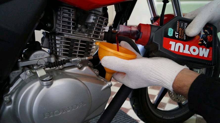 Cambios de aceite para motor de moto.