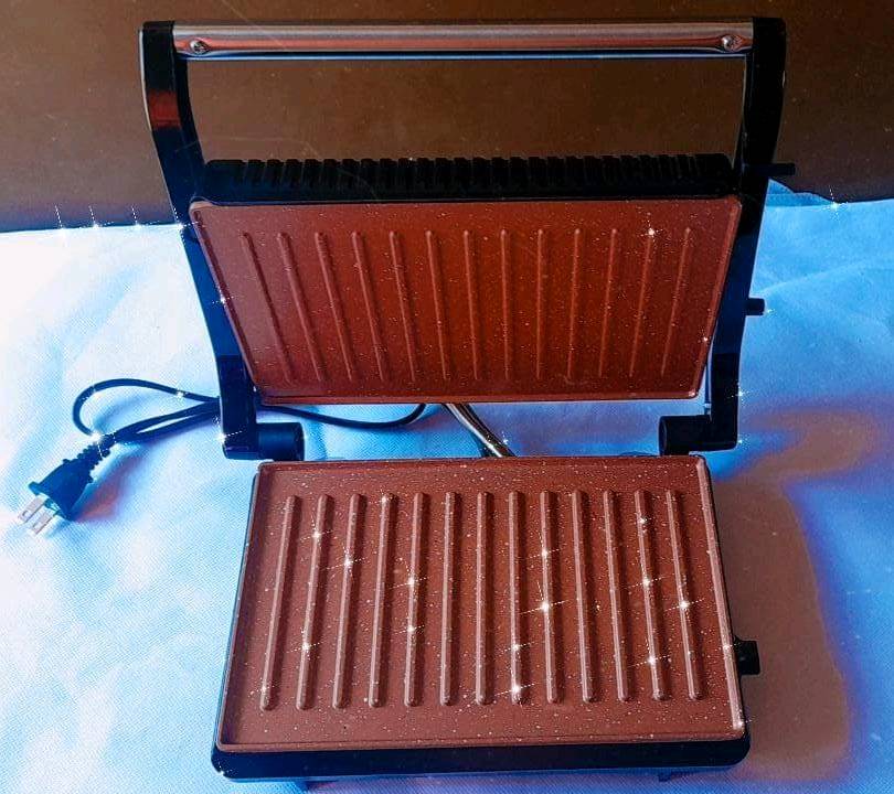 toaster, folding_chair, radio