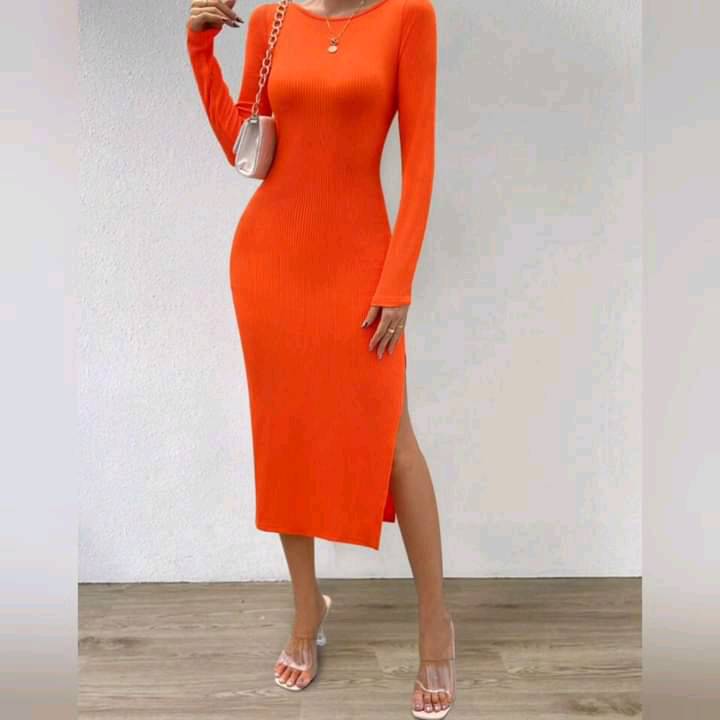 Vestido de Canalé Elástico con Girante  en Espalda y Muslo con Abertura Lateral