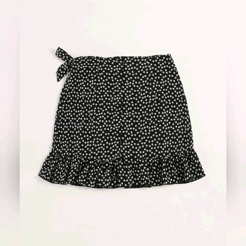 Falda Con Diseño Cruzado Y Cordón Lateral 