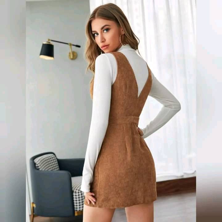 Vestido tipo Pichi Cuello V Con Bolsillos Delanteros 