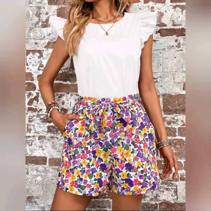 Conjunto de Blusa Con  Ribete Fruncido y Shorts con Cinturón 