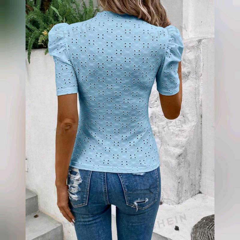 Blusa Cuello Alto De Manga Farol Y Bordado de OjalTallas