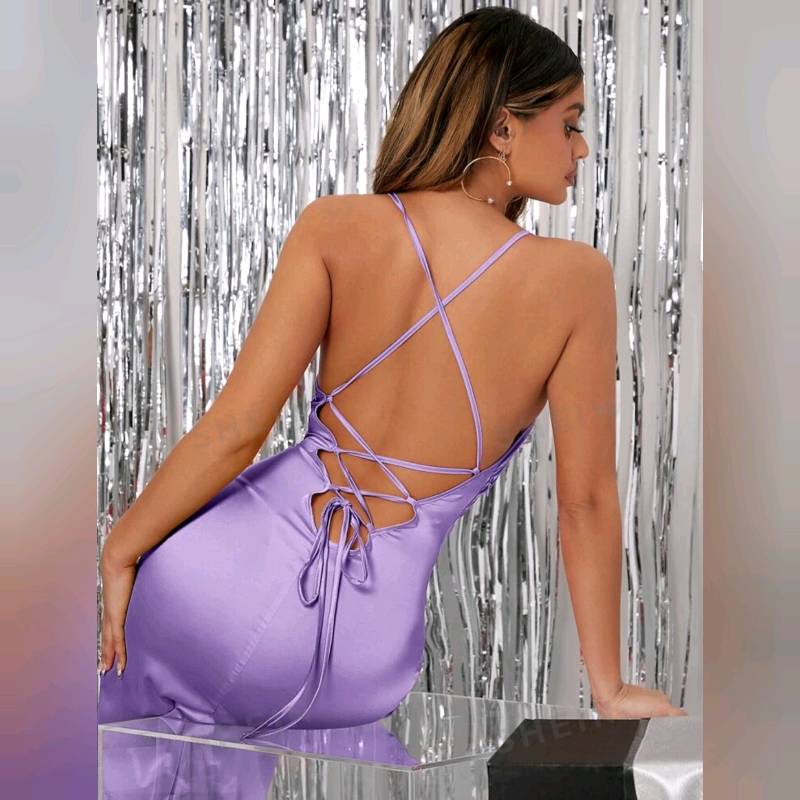 Vestido De Satén Con Tira Cruzada Y Abertura Delantera 